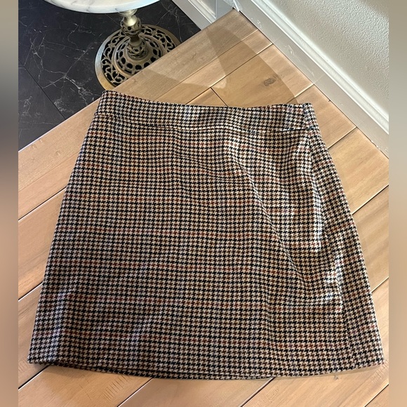 J Crew Wool-blend mini skirt in houndstooth - Picture 2 of 8